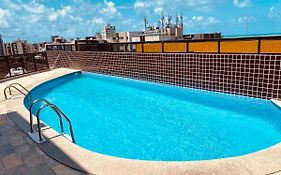 Quarto e sala com piscina próximo à praia